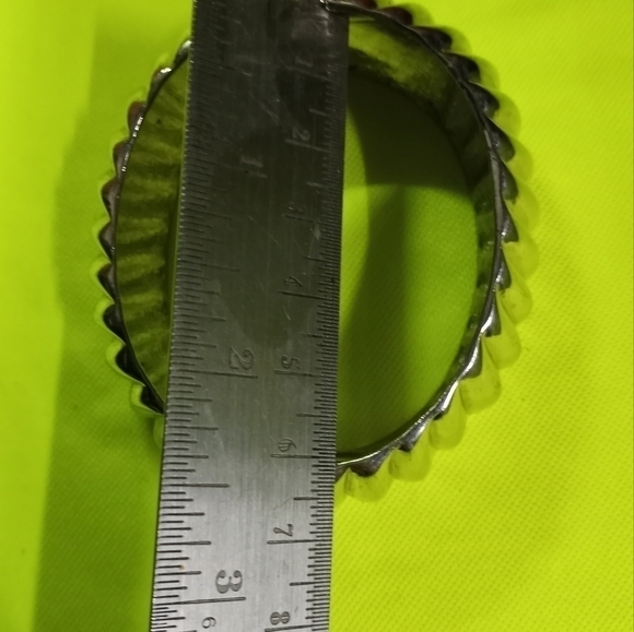 Silvertone hinged wavy bracelet heavy i.d. 2 x 2.5 - Picture 5 of 5